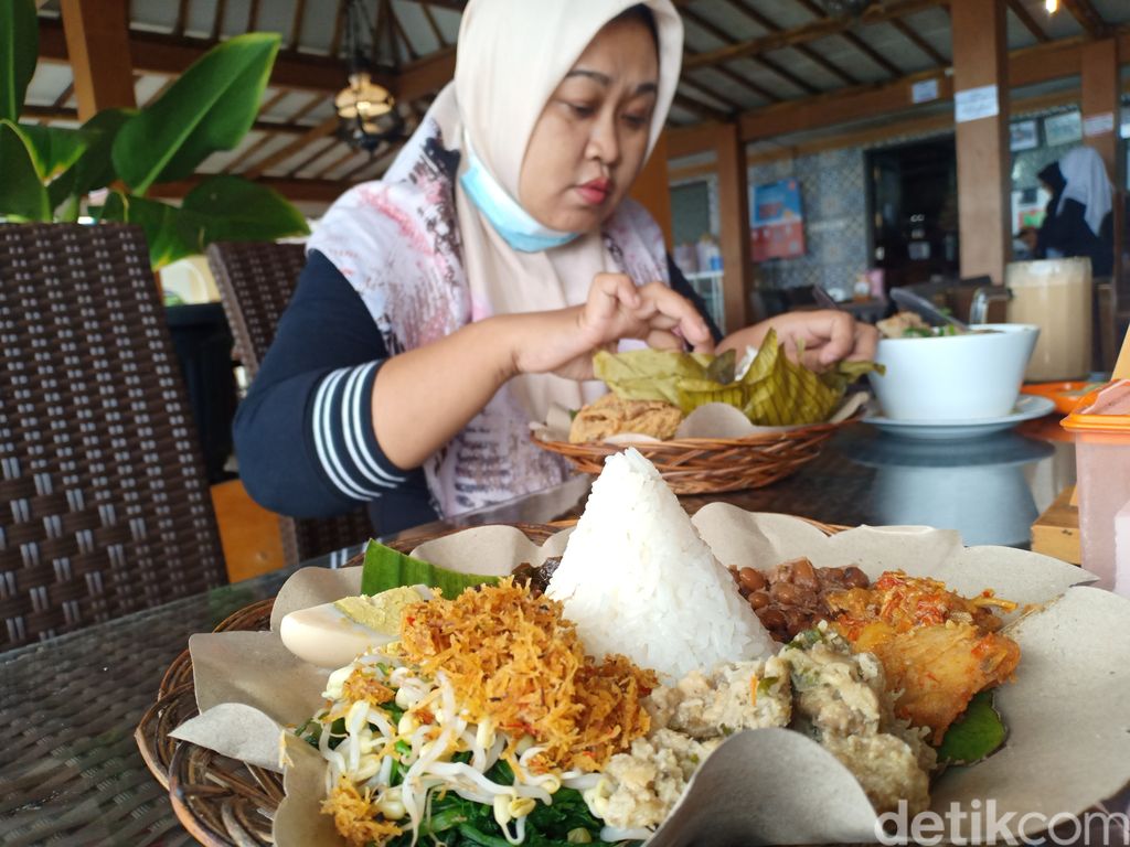 Liburan ke Sarangan, Jangan Lupa Jajan Nasi Bancak dan Menok Mbah Djoe
