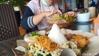 Untuk satu porsi lengkap Nasi Bancak, lauknya ada ayam suwir dan sayur urap, cecek kulit dan kacang tolo, telur rebus serta bothok tempe. Minuman ciri khas di Mbah Djoe resort adalah wedang uwuh. Minuman rempah yang diracik dari kayu secang dan campuran berbagai rempah. (Sugeng Harianto/detikTravel)