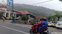 Lokasi Mbah Djoe Resort berada di Jalan Raya Sarangan, Magetan arah Tawangmangu. Nasi bancak merupakan menu hidangan yang biasanya untuk acara selamatan atau kenduri. Kalau nasi menok menyerupai lontong tapi diberi santan dan dibungkus daun pisang. (Sugeng Harianto/detikTravel)