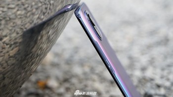 Dimensi ponsel ini 164.3x 74.6 x 8.06mm dengan bobot 196 gram. Foto: Sina Mobile