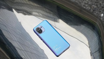 Xiaomi menyertakan baterai berkapasitas 4.600 mAh yang dilengkapi pengisian cepat 55W yang mampu mengisi penuh hanya 45 menit. Foto: Sina Mobile