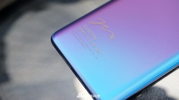 Tanda tangan Lei Jun menyatu cantik dengan bagian cover belakang yang menampilkan degradasi warna biru ke ungu. Foto: Sina Mobile