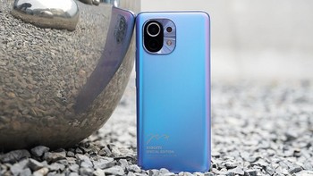 1. Xiaomi Mi 11 dengan Snapdragon 888, RAM 12 GB dan ROM 256 GB. Skor 708425. Foto: Sina Mobile