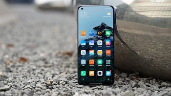 Bicaa spesifikasinya, mengusung layar 6,81 inch QHD+ E4 AMOLED dengan tepian lengkung di keempat sisinya. Layar ponsel ini punya tingkat kecerahan hingga 1.500 nits, refresh rate 120Hz, touch sampling rate 480Hz dengan kompensasi gerak MEMC. Foto: Sina Mobile