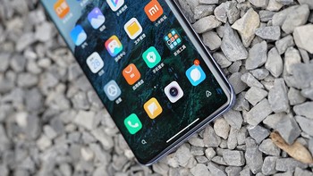 Selain itu layar Mi 11 memiliki JNCD (Just Noticeable Color Difference) 0,38 dan menggunakan algoritma kalibrasi warna yang dikembangkan Xiaomi sendiri. Dan seperti bocoran yang beredar, Xiaomi melindungi layar ponsel anyarnya ini dengan Gorilla Glass Victus. Foto: Sina Mobile