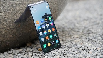 2. Xiaomi Mi 11 dengan Snapdragon 888, RAM 12 GB dan memori internal 256 GB. Ponsel ini meraih skor 705.593. Foto: Sina Mobile