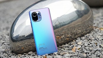 Dengan keberhasiannya membawa Xiaomi menjadi perusahaan global yang mentereng, tak salah bila Mi 11 dihadirkan dalam edisi khusus Lei Jun. Foto: Sina Mobile