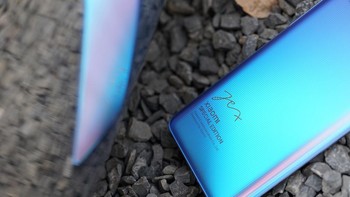 Mi 11 edisi khusus ini dibubuhkan tanda tangan Lei Jun di pojok kiri bawah bagian cover belakang. Foto: Sina Mobile