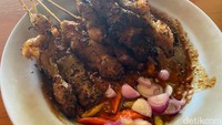 Selain sate daging sapinya yang legendaris. Sate Ondemohen Bu Asih ini juga punya menu sate yang tak kalah enak. Seperti sate ayam, sate usus, sate sumsum, sate otot, sate campur hingga paduan sate sapi ayam. Foto: detikFood