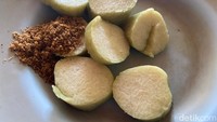 Satu porsi sate kelopo terdiri dari 10 tusuk harganya Rp 29.000. Sementara lontongnya dihargai Rp 4.000. Masih terbilang murah karena potongan sate yang besar dan tekstur daging sapi empuk. Foto: detikFood