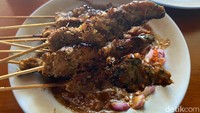 Berbeda dari sate lainnya, Sate Kelopo Ondemohen buatan Bu Asih ibni sebelumnya dibaluri kelapa parut yang sudah dibumbui. Kemudian potongan daging sate baru ditusuk dan dipanggang di atas arang. Karenanya aromanya semerbak wangi mengulik hidung. Foto: detikFood