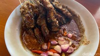 Pelayanannya juga cepat, kurang dari 10 menit sate dan lontong sudah siap tersedia di atas meja. Kalau suka rasa sate yang juicy dan empuk, wajib coba sate campur dengan lemaknya. Foto: detikFood