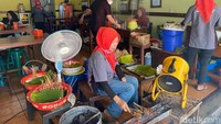 Warung makan ini terbilang sederhana. Di bagian depan warung, terdapat panggangan sate tradisional lengkap dengan baskom berisi tumpukan tusukan sate daging sapi atau ayam. Foto: detikFood