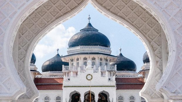 Masjid terindah di Nusantara, Masjid Baiturrahman Aceh dan Masjid 99 Kubah Makassar.