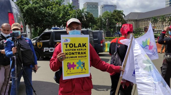 Massa KSPI Demo di Patung Kuda Tolak Omnibus Law
