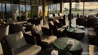 Kafe dan resto yang berada di lantai 5 ini termasuk salah satu bangunan tinggi yang juga ada di pusat kota Putussibau.