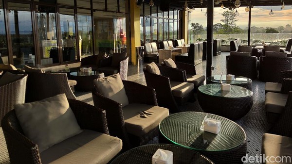 Kafe dan resto yang berada di lantai 5 ini termasuk salah satu bangunan tinggi yang juga ada di pusat kota Putussibau. Kafe dan resto yang berada di lantai 5 ini termasuk salah satu bangunan tinggi yang juga ada di pusat kota Putussibau.