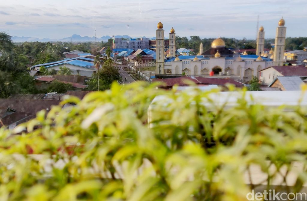 Selain menjadi rekomendasi satu-satunya hotel yang berstandar bintang 3 dibatas negeri, Hotel Grand Banana, di Kota Putussibau, Kapuas Hulu, Kalimantan Barat ini juga menawarkan sensasi berbeda di atas rooftopnya.