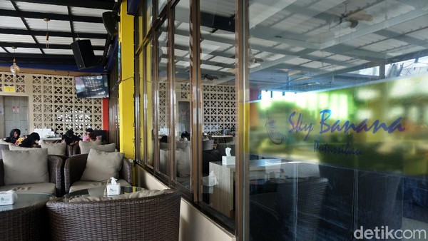 Lantai 5 Hotel tersebut memang sengaja dibuat menjadi Resto dengan konsep rooftop. Ada yang di dalam ruangan, dan ada juga yang tersedia di luar ruangan. Lantai 5 Hotel tersebut memang sengaja dibuat menjadi Resto dengan konsep rooftop. Ada yang di dalam ruangan, dan ada juga yang tersedia di luar ruangan.