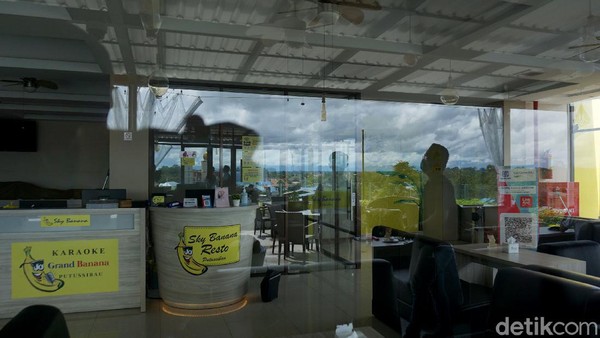 Dari lantai 5 hotel Grand Banana, Kota Putussibau itu, kita juga bisa santai dan bersenda gurau dengan rekan ataupun kerabat sambil menikmati senja bila kondisi dan cuacanya memungkinkan. Dari lantai 5 hotel Grand Banana, Kota Putussibau itu, kita juga bisa santai dan bersenda gurau dengan rekan ataupun kerabat sambil menikmati senja bila kondisi dan cuacanya memungkinkan.