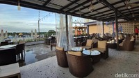 Hotel ini juga menjadi salah satu rekomendasi bagi wisatawan domestik ataupun mancanegara yang ingin bertandang di batas negeri. 