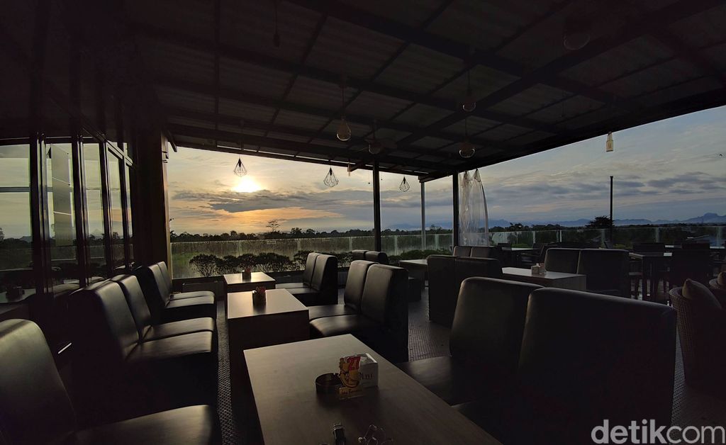 Selain menjadi rekomendasi satu-satunya hotel yang berstandar bintang 3 dibatas negeri, Hotel Grand Banana, di Kota Putussibau, Kapuas Hulu, Kalimantan Barat ini juga menawarkan sensasi berbeda di atas rooftopnya.