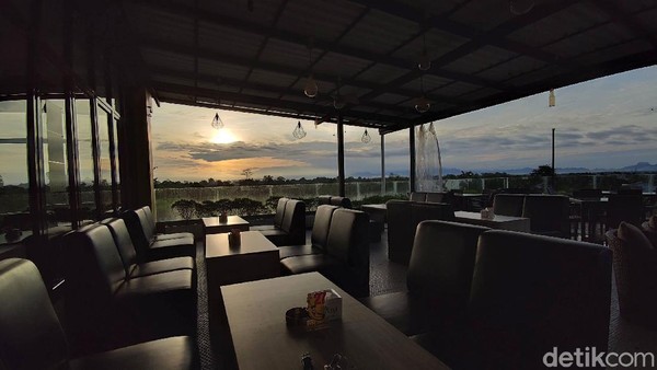 Selain menjadi rekomendasi satu-satunya hotel yang berstandar bintang 3 dibatas negeri, Hotel Grand Banana, di Kota Putussibau, Kapuas Hulu, Kalimantan Barat ini juga menawarkan sensasi berbeda di atas rooftopnya. Selain menjadi rekomendasi satu-satunya hotel yang berstandar bintang 3 dibatas negeri, Hotel Grand Banana, di Kota Putussibau, Kapuas Hulu, Kalimantan Barat ini juga menawarkan sensasi berbeda di atas rooftopnya.