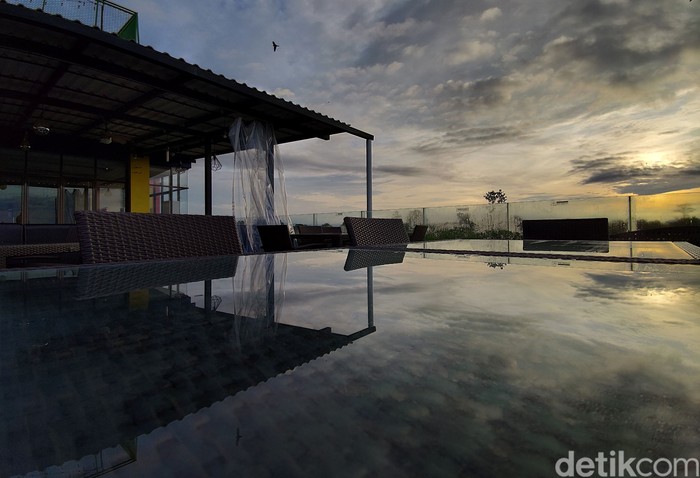 Selain menjadi rekomendasi satu-satunya hotel yang berstandar bintang 3 dibatas negeri, Hotel Grand Banana, di Kota Putussibau, Kapuas Hulu, Kalimantan Barat ini juga menawarkan sensasi berbeda di atas rooftopnya.