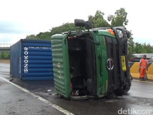 Truk dan Minibus Terguling di Tol Cipularang, 1 Orang Tewas