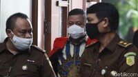 Tommy dinyatakan majelis hakim melanggar Pasal 5 ayat 1 huruf a Undang-Undang (UU) Nomor 31 Tahun 1999 sebagaimana telah diubah dengan UU Nomor 20 Tahun 2001 tentang Pemberantasan Tindak Pidana Korupsi jo Pasal 55 ayat 1 ke-1 KUHP.