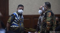 Adapun hal memberatkan bagi Tommy adalah perbuatannya tidak mendukung program pemerintah memberantas korupsi dan Tommy melakukan tindak pidana bersama aparat hukum. Sedangkan hal yang meringankan, Tommy sebagai justice collaborator dan mengakui perbuatannya. Tommy juga masih memiliki tanggungan keluarga.
