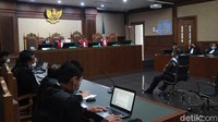 Hakim mengatakan Tommy Sumardi terbukti memberikan uang kepada Irjen Napoleon selaku Kadivhubinter Polri saat dan Brigjen Prasetijo selaku Karo Korwas PPNS Bareskrim Polri saat itu. Hakim menyebut Tommy memberikan uang SGD 200 ribu dan USD 370 ribu ke Napoloen, dan USD 100 ribu ke Prasetijo.