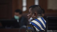 Hakim juga menyebut perbuatan Tommy Sumardi dalam melancarkan aksinya terkait mengurus red notice Djoko Tjandra tidak sendiri. Menurut hakim, Tommy Sumardi bekerja sama dengan Irjen Napoleon dan Brigjen Prasetijo.