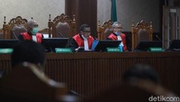 Oleh karena itu, hakim menilai seluruh dakwaan alternatif jaksa penuntut umum telah terbukti. Tommy dinyatakan hakim bersalah memberi uang ke Irjen Napoleon dan Brigjen Prasetijo.