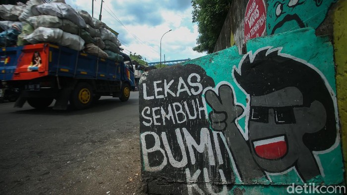 Mural Lawan COVID-19 Mejeng di Cakung Bentuk aspirasi lawan Corona terus terbentuk di masa pandemi. Salah satunya lewat mural yang menghiasi Jalan Raya Cakung Cilincing, Jakarta Timur.