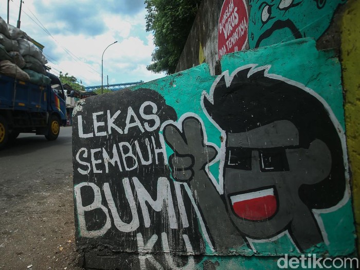 Bentuk aspirasi lawan Corona terus terbentuk di masa pandemi. Salah satunya lewat mural yang menghiasi Jalan Raya Cakung Cilincing, Jakarta Timur.