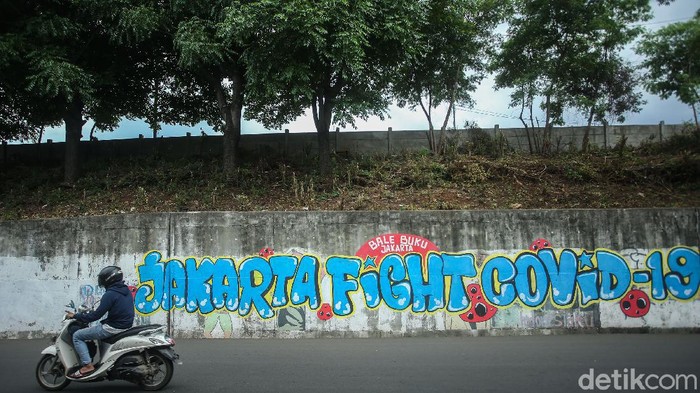 Bentuk aspirasi lawan Corona terus terbentuk di masa pandemi. Salah satunya lewat mural yang menghiasi Jalan Raya Cakung Cilincing, Jakarta Timur.
