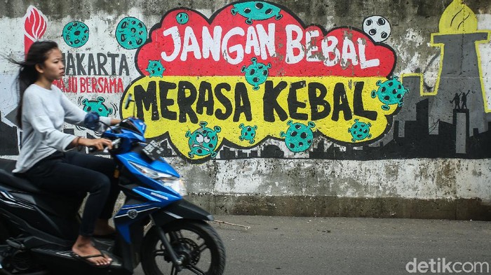 Mural Lawan COVID-19 Mejeng di Cakung Bentuk aspirasi lawan Corona terus terbentuk di masa pandemi. Salah satunya lewat mural yang menghiasi Jalan Raya Cakung Cilincing, Jakarta Timur.
