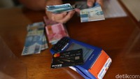 Hal itu ia lakukan karena sejak Teras BRI ijinnya dikurangi oleh OJK, terpaksa Bang Evo harus memutar otak demi memenuhi kebutuhan hidupnya. Ya, menjadi Agen BRILink yang ia pilih.