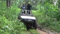 Kalau untuk yang short medannya tidak terlalu ekstrem, hanya jalan makadam, bebatuan dan aspal. Kita hanya akan diajak keliling destinasi Tampomas, cocok untuk wisata keluarga. 