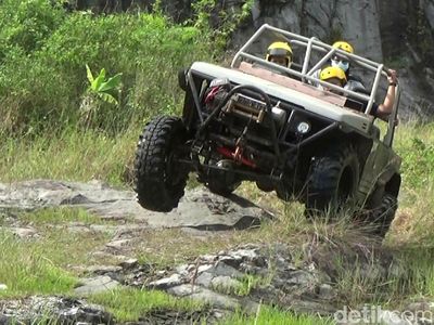 Foto: Naik Mobil Offroad Menaklukan Medan Terjal Tampomas