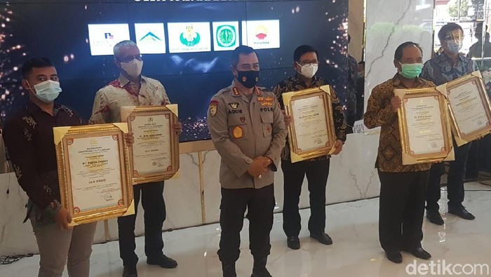 Operator Tambang Emas Banyuwangi Terima Penghargaan Sertifikat Emas