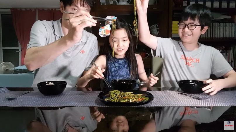 Orang Korea Lahap Makan Cah Kangkung