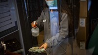 Tak hanya itu, para joki pun harus menjalani tes anti Corona dan memakai masker. Uang hasil taruhan pun disemprot disinfektan sebelum diberikan kepada pemenang.  