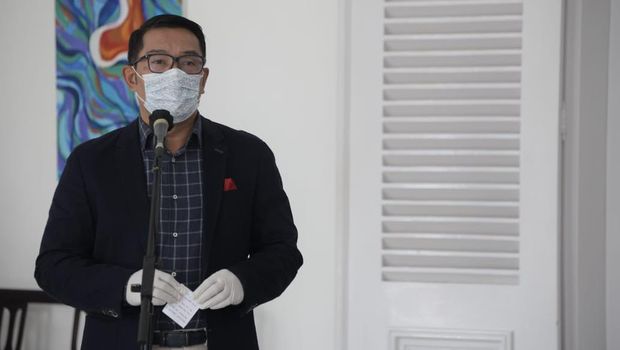 Pemerintah Provinsi Jawa Barat (Pemprov Jabar) resmi menggunakan mobil listrik sebagai kendaraan dinas untuk pertama kalinya. Hari ini, Selasa (29/12) PT Hyundai Motors Indonesia (HMID) secara resmi menyerahkan tiga unit mobil listrik kepada Gubernur Jawa Barat Ridwan Kamil atau yang akrab disapa Kang Emil. Ketiga mobil tersebut adalah 2 unit IONIQ Electric dan 1 unit KONA Electric. (Dok: Istimewa)
