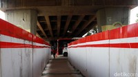 Stasiun Tebet menjadi penghubung para pekerja dan karyawan kantoran yang bekerja di daerah Rasuna Said dan Mega Kuningan. 