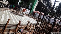 Sejumlah pekerja merampungkan pengerjaan bangunan dalam proyek penataan Plaza Stasiun Tebet.