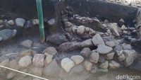 Struktur ini masih berhubungan dengan Candi Pawon. Saat dilakukan ekskavasi, ditemukan fragmen stupika atau stupa kecil. Untuk itu struktur yang ditemukan tersebut diduga berlatar Buddha. (Eko Susanto/detikTravel)
