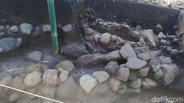 Struktur ini masih berhubungan dengan Candi Pawon. Saat dilakukan ekskavasi, ditemukan fragmen stupika atau stupa kecil. Untuk itu struktur yang ditemukan tersebut diduga berlatar Buddha. (Eko Susanto/detikTravel) Struktur ini masih berhubungan dengan Candi Pawon. Saat dilakukan ekskavasi, ditemukan fragmen stupika atau stupa kecil. Untuk itu struktur yang ditemukan tersebut diduga berlatar Buddha. (Eko Susanto/detikTravel)