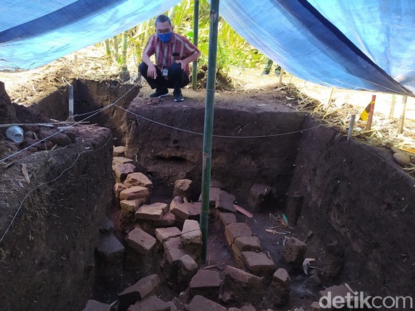 Lokasi penggalian ini berada di bawah rerimbunan pohon bambu dengan kedalaman sekitar 80 cm. Tim menemukan struktur bata dari tanah liat. Kemudian, dilakukan penggalian lagi dan menemukan struktur bebatuan alam yang diduga bawah tangga. (Eko Susanto/detikTravel) Lokasi penggalian ini berada di bawah rerimbunan pohon bambu dengan kedalaman sekitar 80 cm. Tim menemukan struktur bata dari tanah liat. Kemudian, dilakukan penggalian lagi dan menemukan struktur bebatuan alam yang diduga bawah tangga. (Eko Susanto/detikTravel)